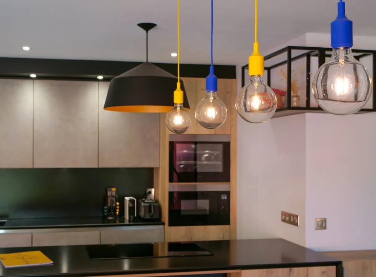 Une cuisine et son séjour avec billard central aux portes de Lyon