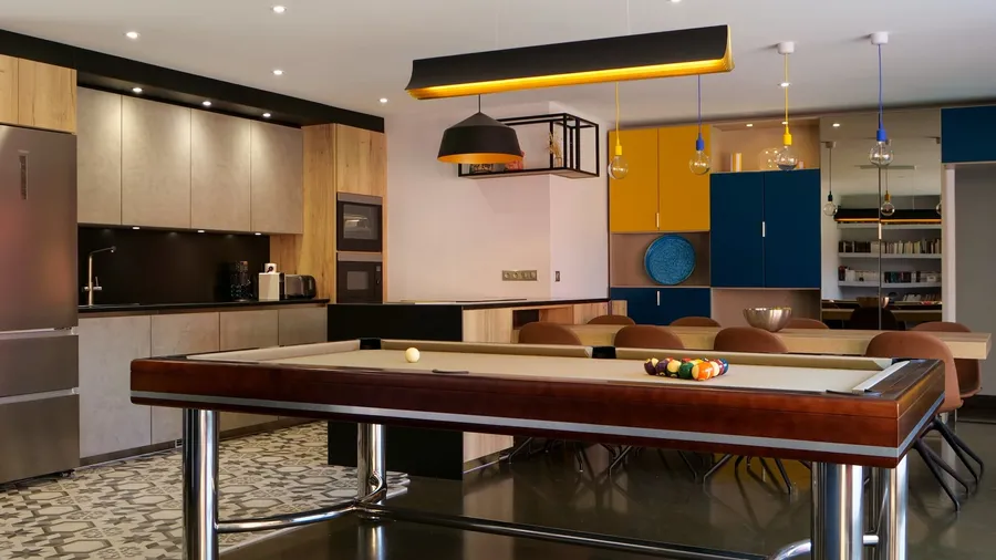 Une cuisine et son séjour avec billard central aux portes de Lyon