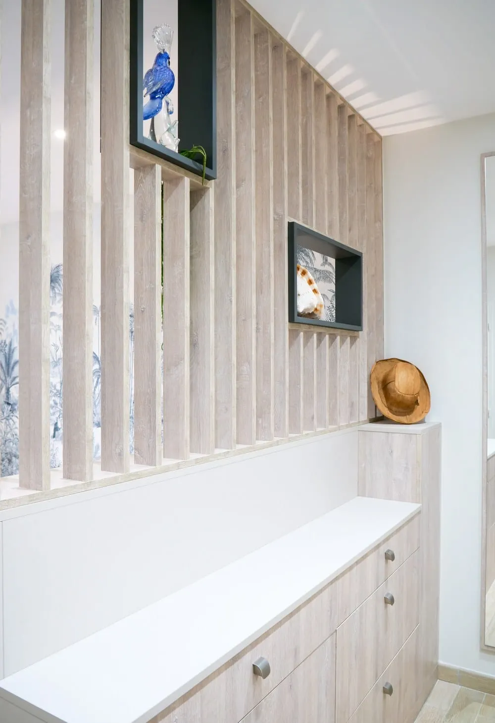 Chambre réagencée avec dressing et claustra sur mesure