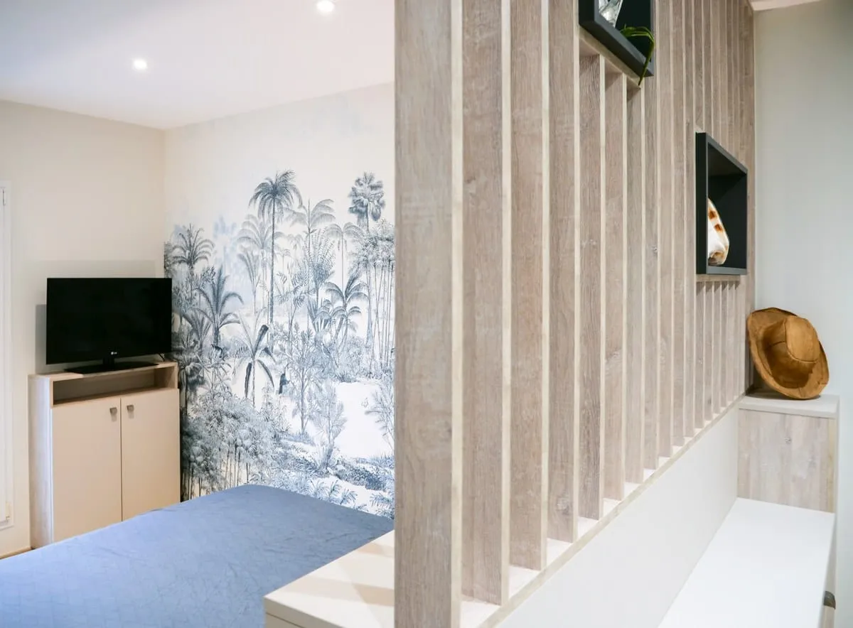Chambre réagencée avec dressing et claustra sur mesure