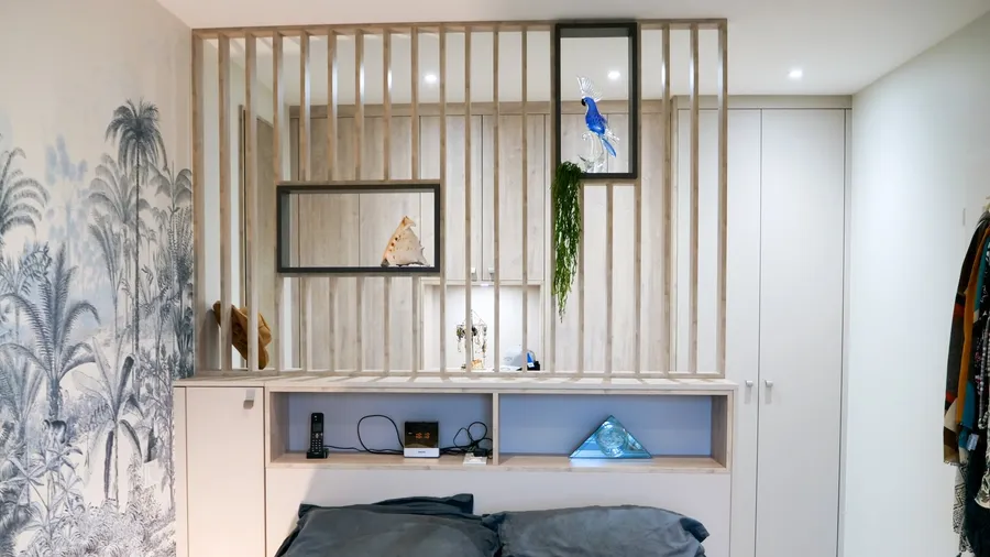 Chambre réagencée avec dressing et claustra sur mesure