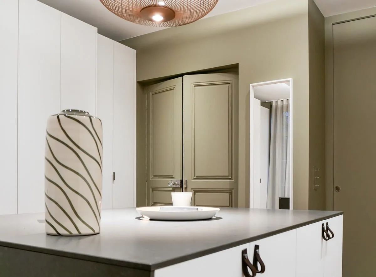 Un dressing sur mesure avec ilot, où chaque détail a sa place