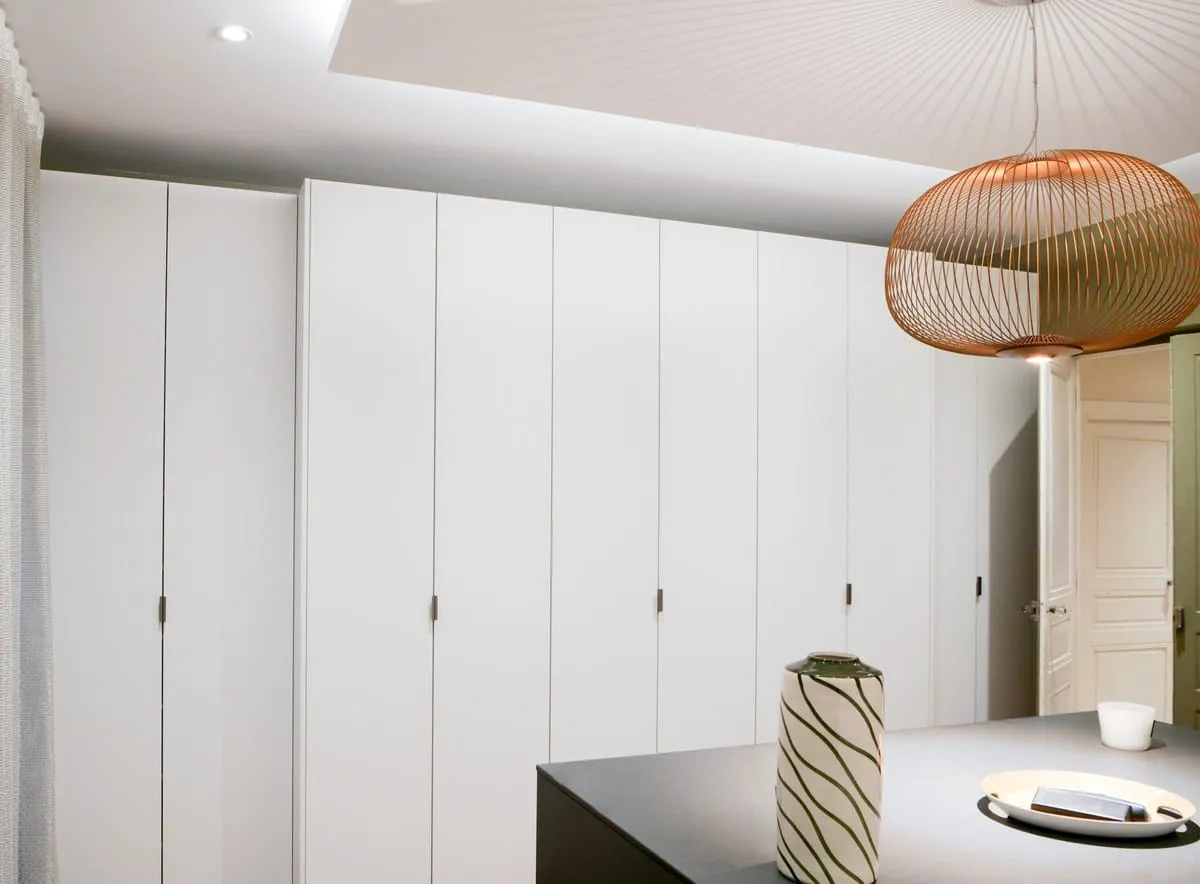 Un dressing sur mesure avec ilot, où chaque détail a sa place