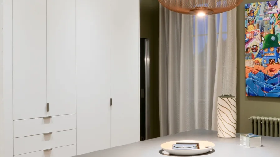 Un dressing sur mesure avec ilot, où chaque détail a sa place
