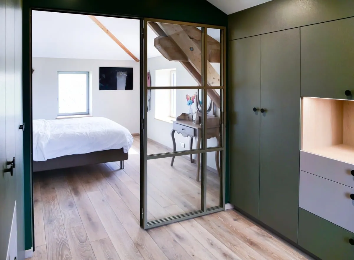 Dressing et verrière sur mesure dans une suite parentale