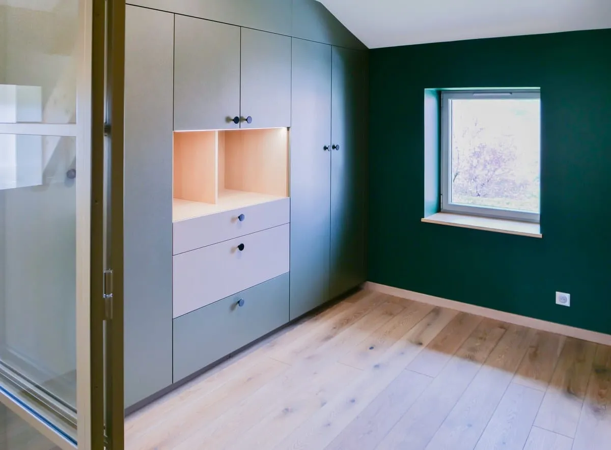 Dressing et verrière sur mesure dans une suite parentale