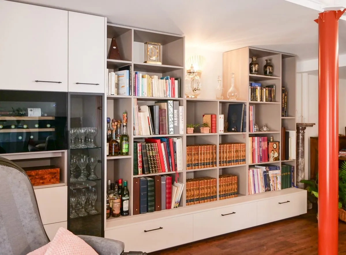 Bibliothèque et vinothèque sur mesure dans un appartement rénové