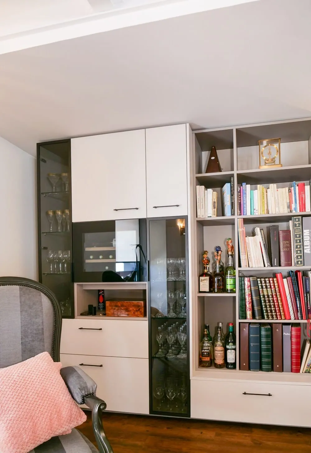Bibliothèque et vinothèque sur mesure dans un appartement rénové