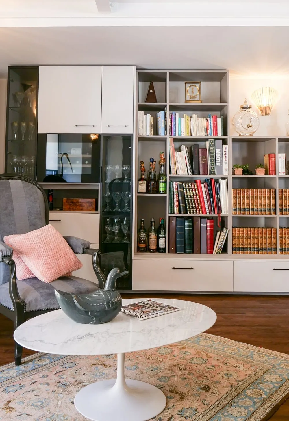 Bibliothèque et vinothèque sur mesure dans un appartement rénové