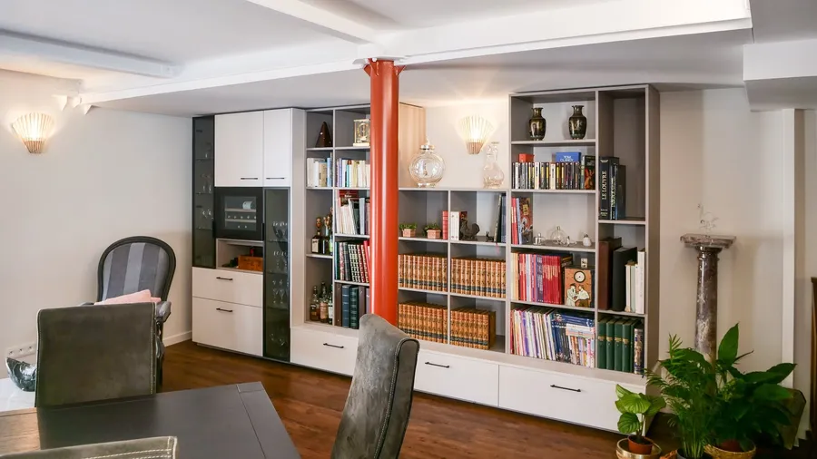 Bibliothèque et vinothèque sur mesure dans un appartement rénové