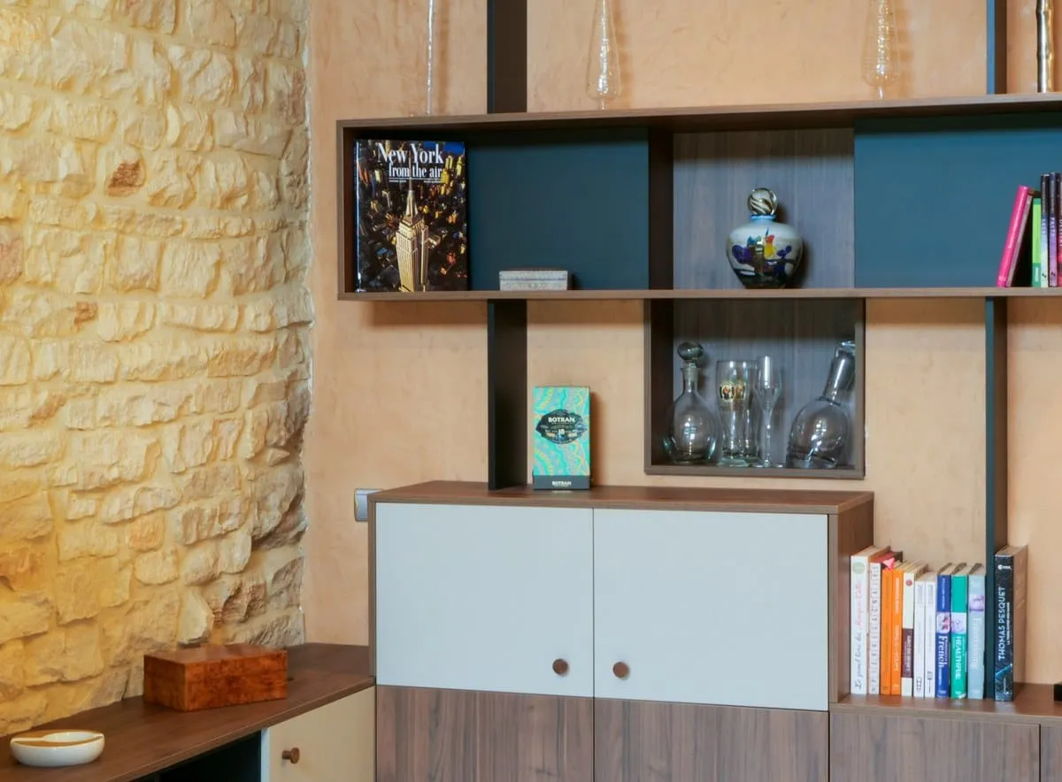 Bibliothèque sur mesure dans un séjour cathédrale