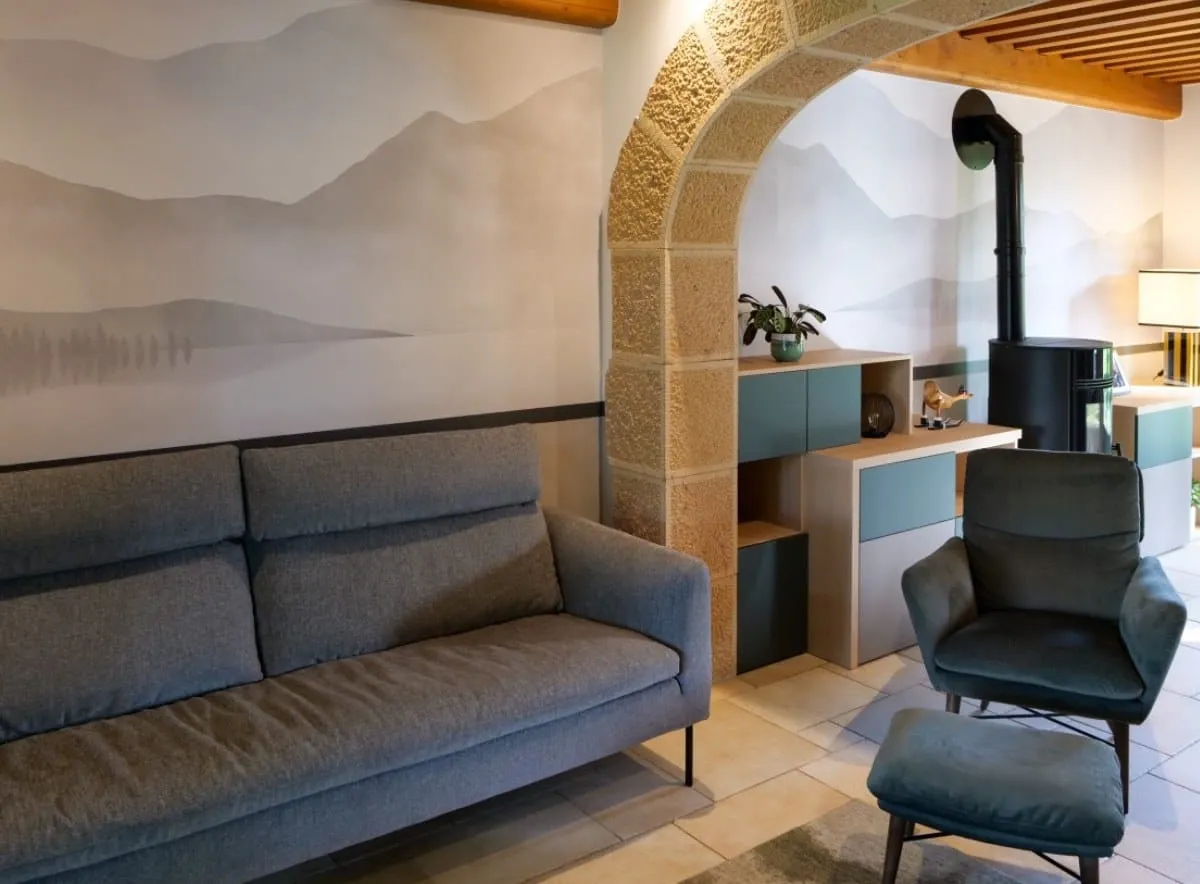 Séjour réaménagé dans une maison de campagne de l'Ain