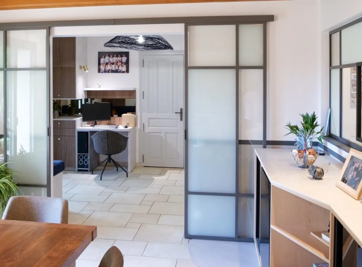 Séjour réaménagé dans une maison de campagne de l'Ain