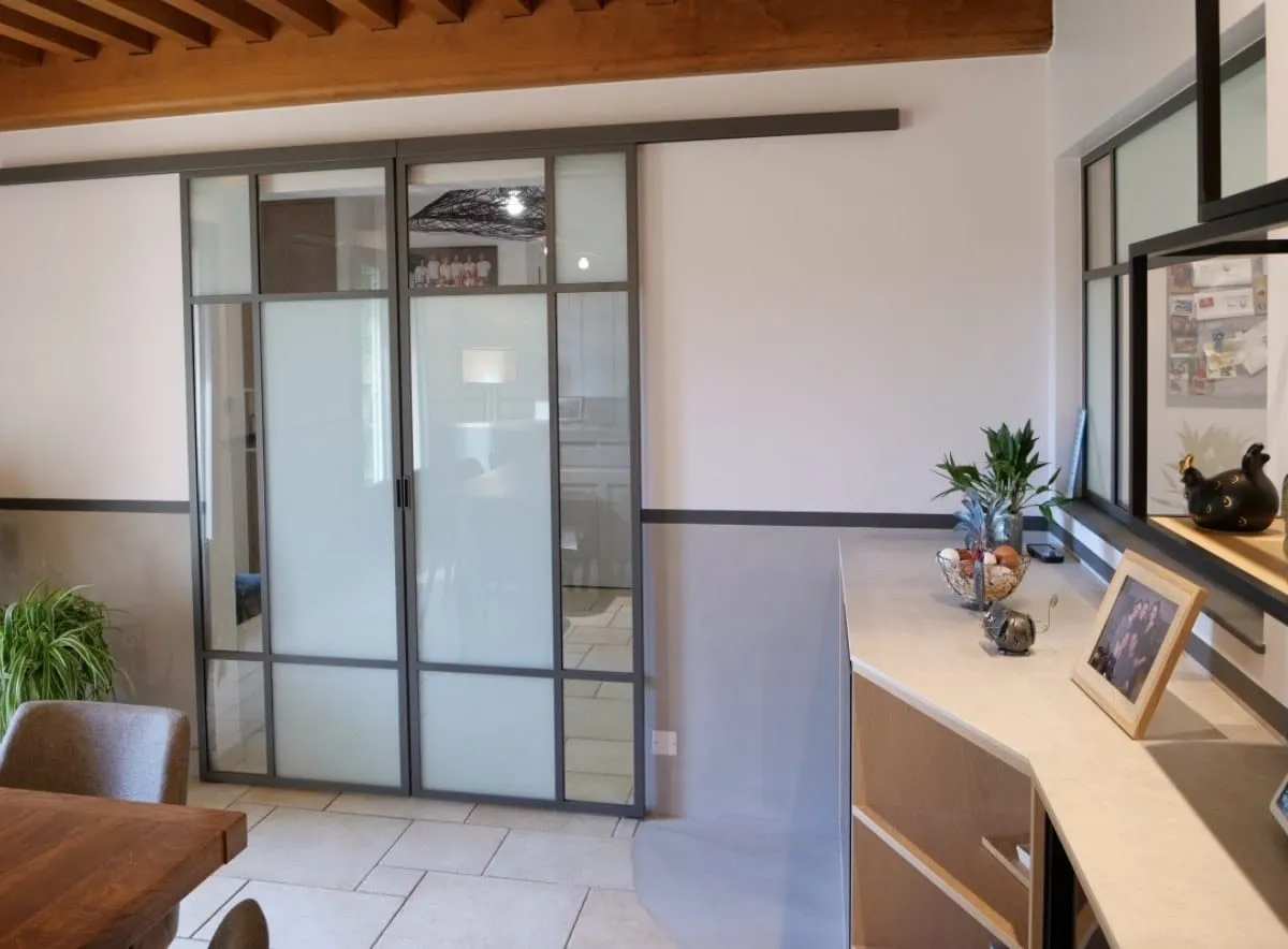 Séjour réaménagé dans une maison de campagne de l'Ain