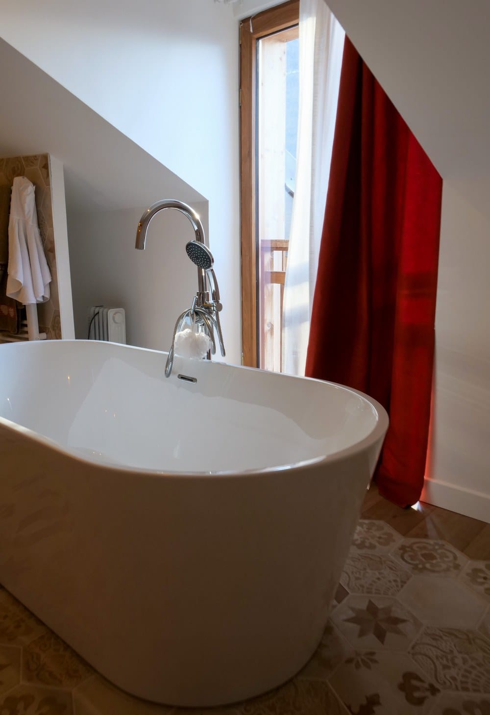 Salle de bain dans une suite parentale au pied des montagnes