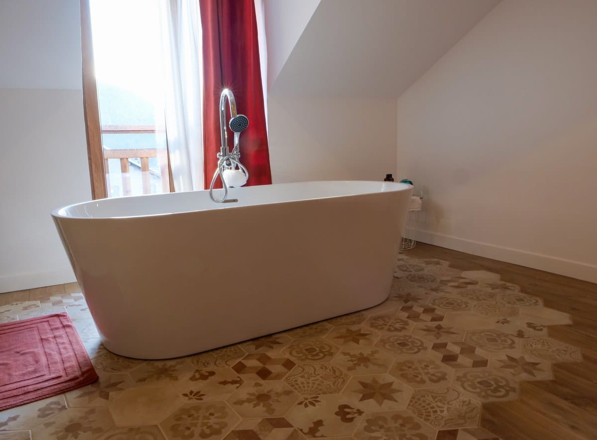 Salle de bain dans une suite parentale au pied des montagnes