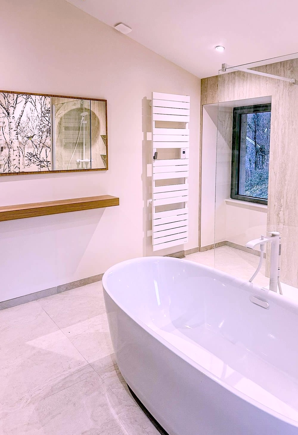 Salle de bain aux proportions généreuses dans une maison du Bugey