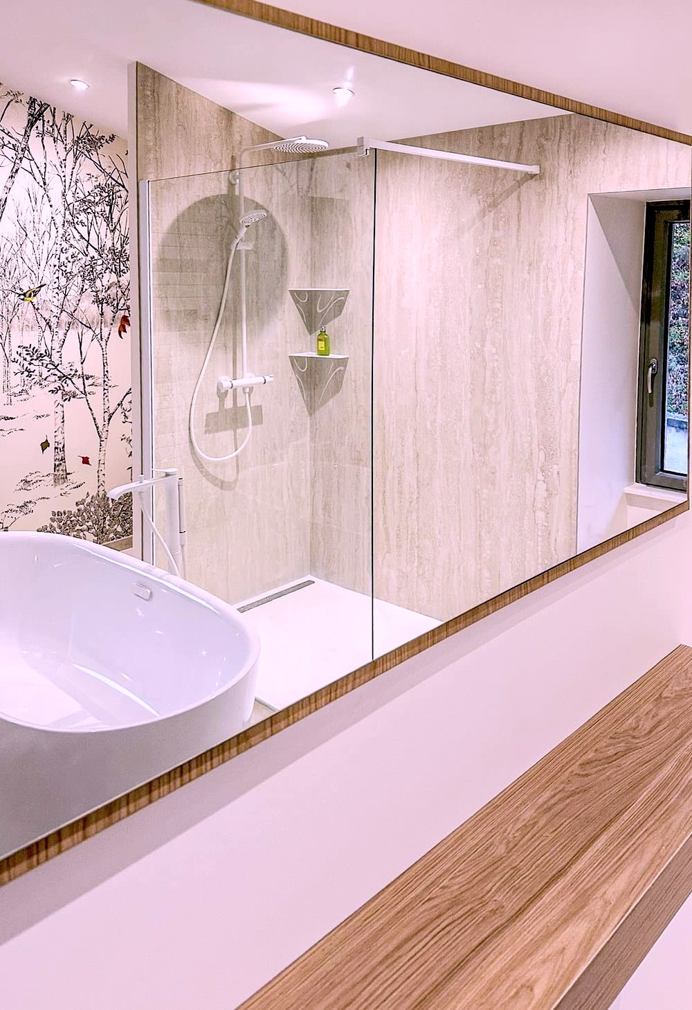 Salle de bain aux proportions généreuses dans une maison du Bugey