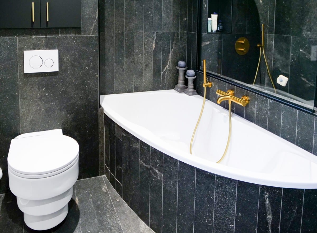 Salle de bain au style néo-baroque dans une maison neuve