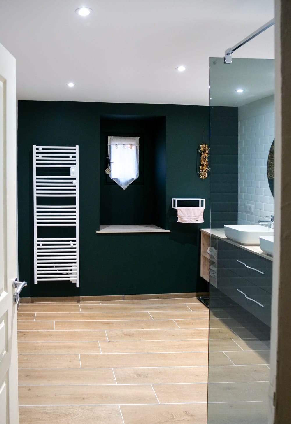 Salle de bain rénovée avec minimalisme dans une maison ancienne