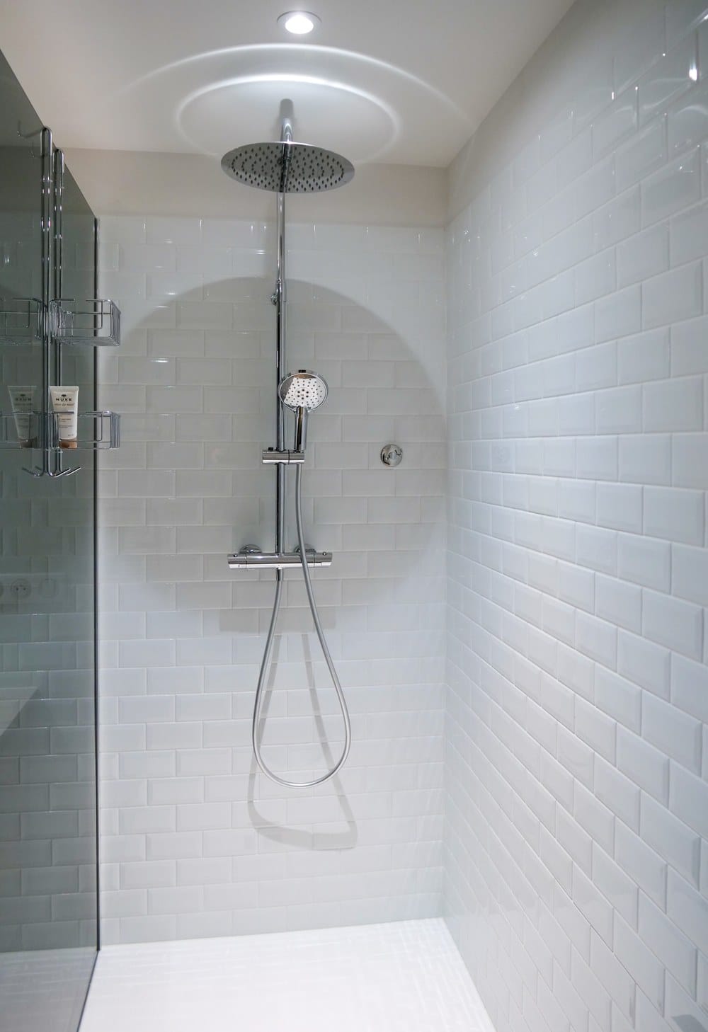 Salle de bain rénovée avec minimalisme dans une maison ancienne