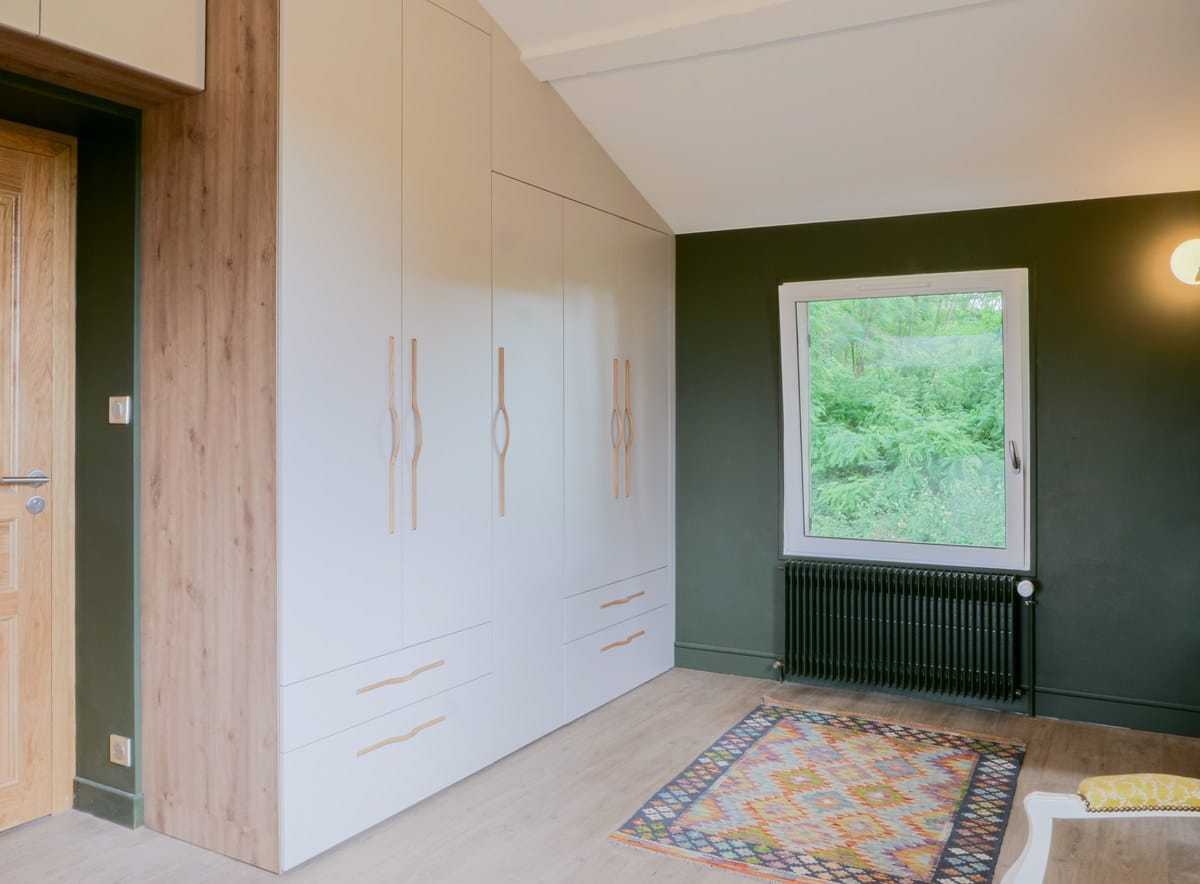 Chambre et dressing harmonieux dans une maison de l'Ain
