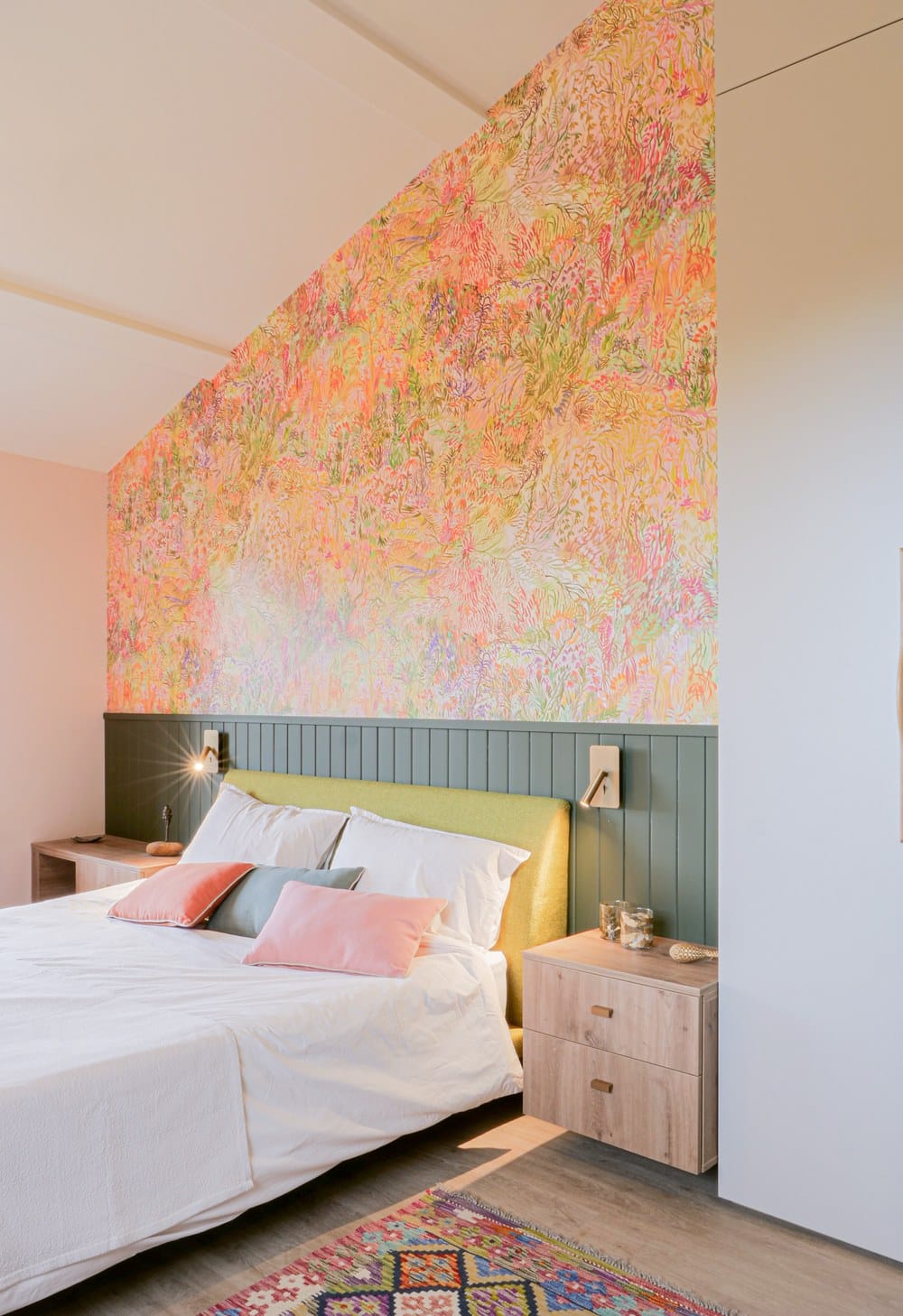 Chambre et dressing harmonieux dans une maison de l'Ain