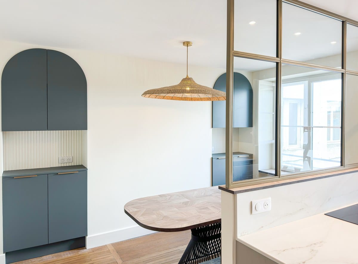 Cuisine et verrières sur mesure dans un appartement ancien