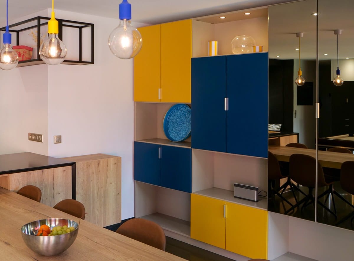 Une cuisine et son séjour avec billard central aux portes de Lyon