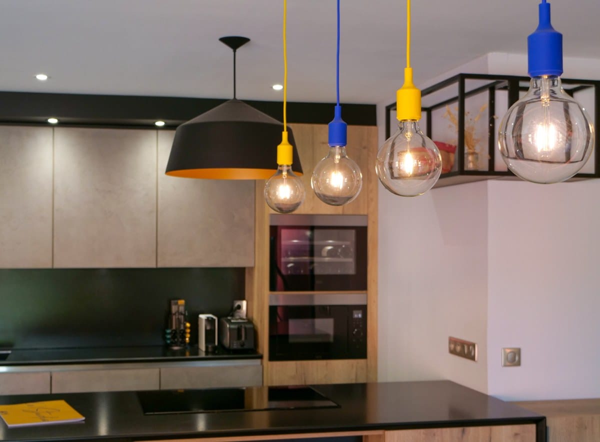 Une cuisine et son séjour avec billard central aux portes de Lyon