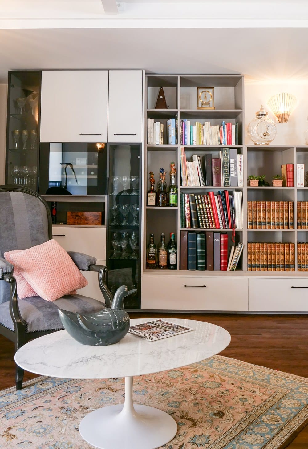 Bibliothèque et vinothèque sur mesure dans un appartement rénové